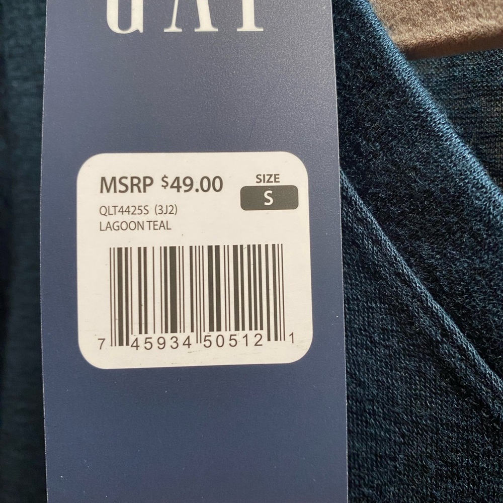 NWT GAP vee neck tee - Picture 3 of 5